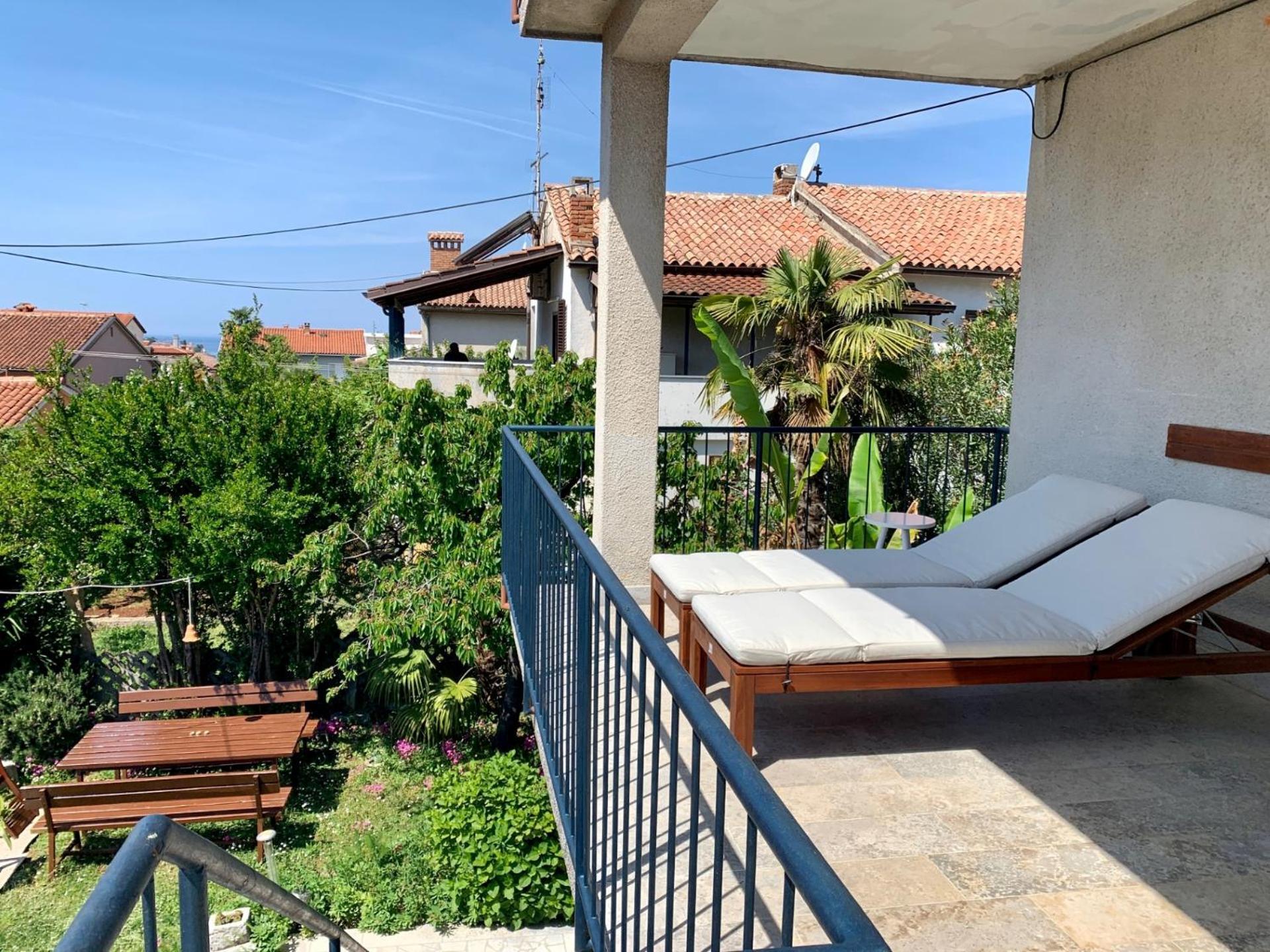 Sunny With Large Balcony By Mihaela Apartment