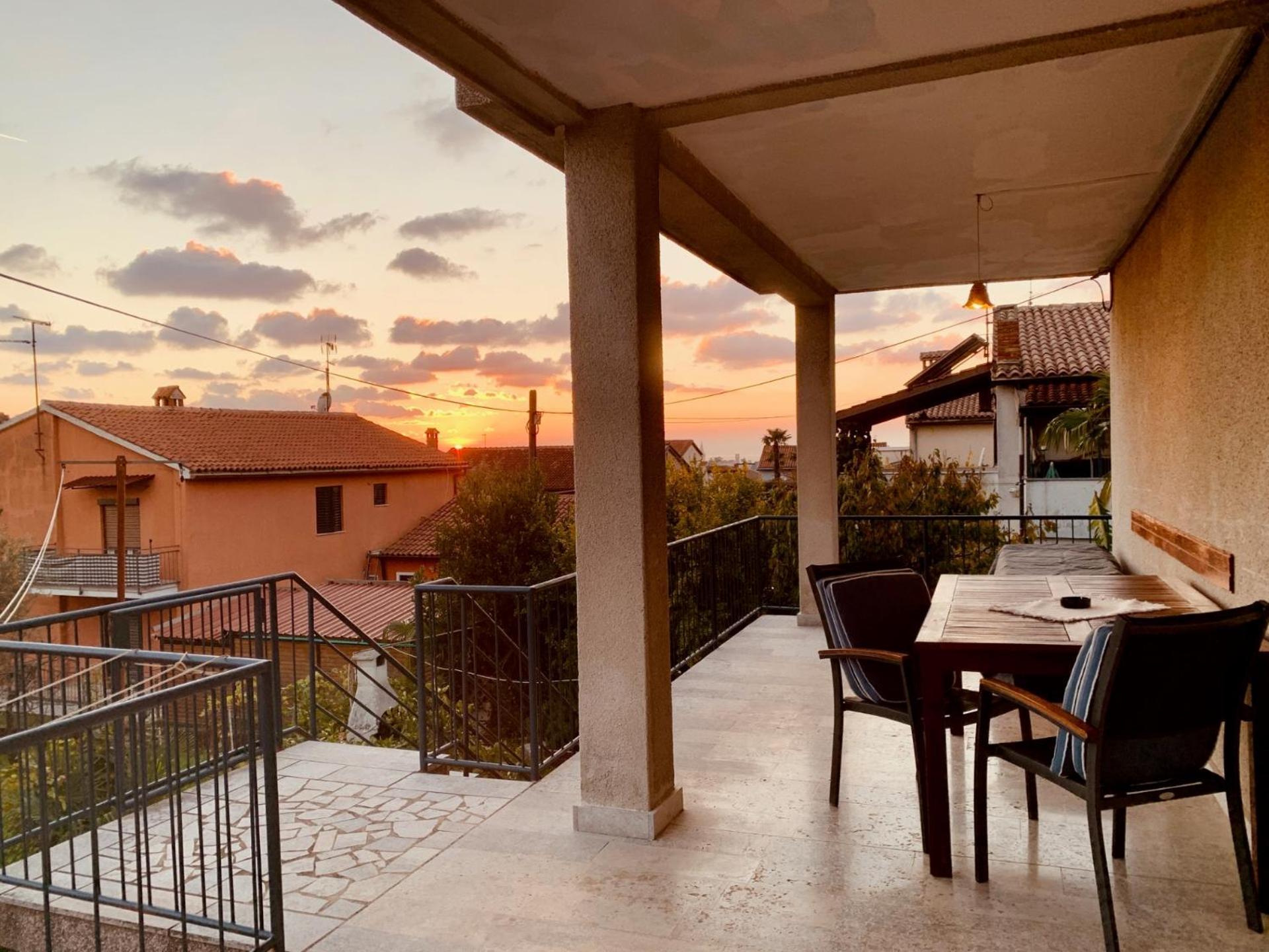 Sunny With Large Balcony By Mihaela Poreč